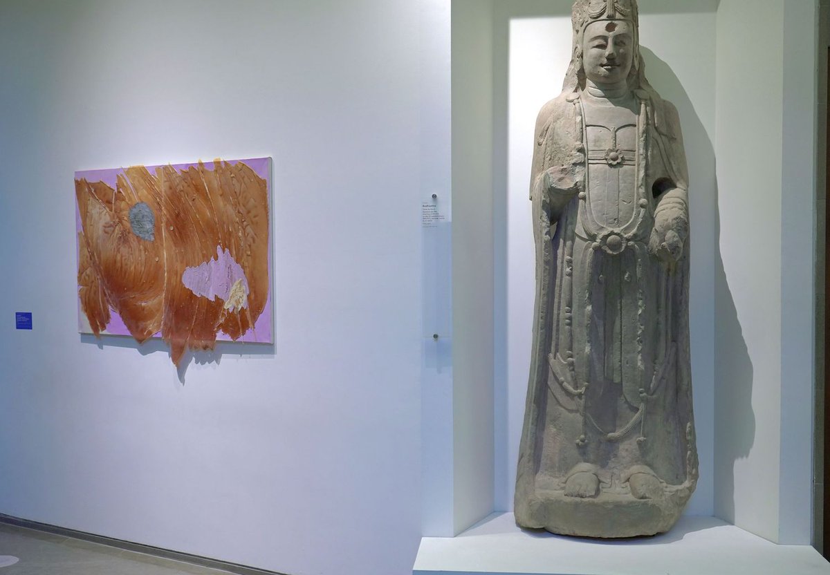 MuseeGuimet's tweet photo. 🔴#LAsieMaintenant #DernierWeekend
La rencontre entre l'Asie contemporaine et les collections historiques du musée se poursuit pour un week-end et jusqu'au 13 décembre. Ici, un bodhisattva de Chine ancienne côtoie les œuvres de l'artiste Thu-Van Tran.
👉https://t.co/gPBovZ8SES https://t.co/5JVmZB6pFl
