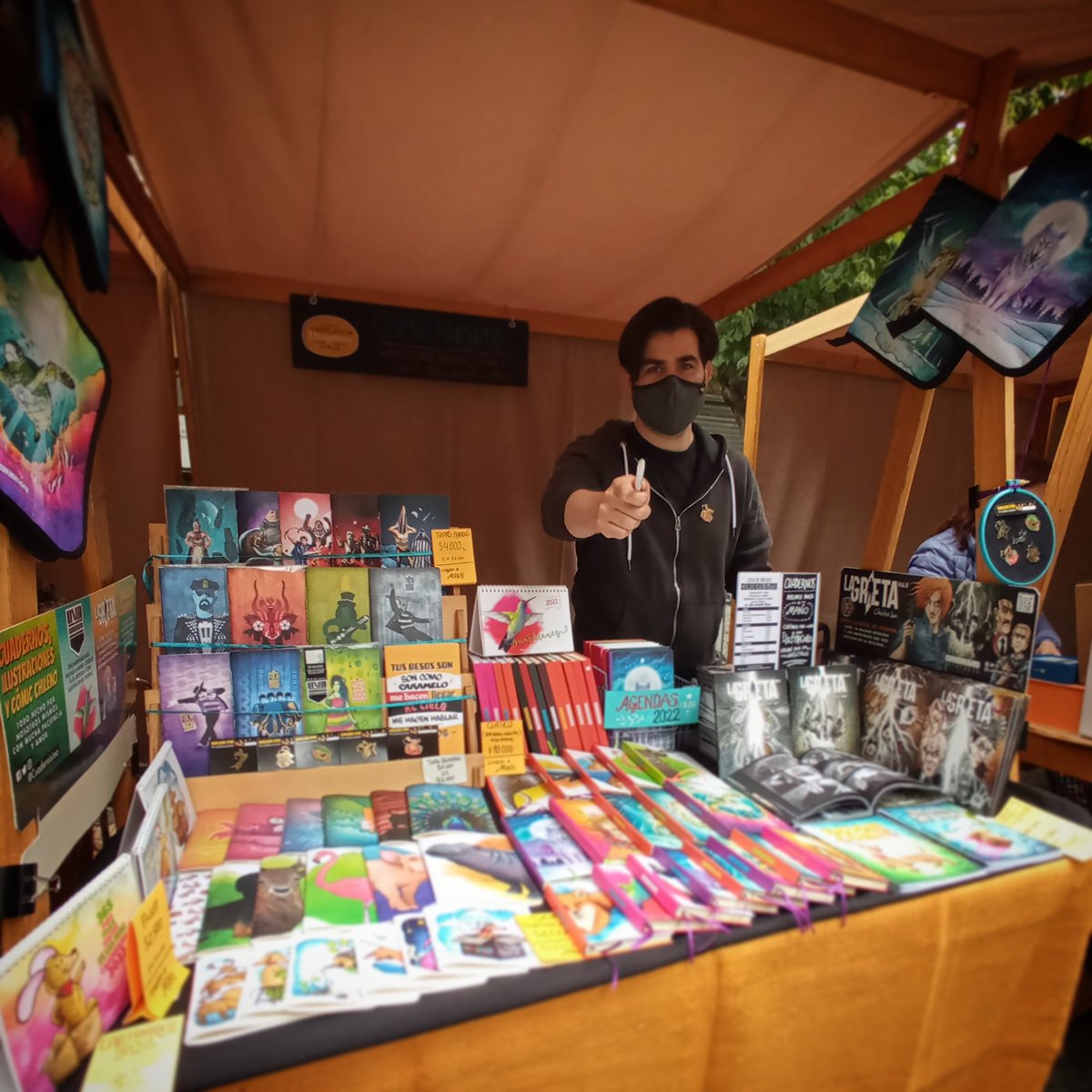 LaGrietaComic's tweet photo. 🎄Te espero hoy sábado hasta las 17:30hrs en el súper stand de @Cuadernisimo con todos nuestros productos, cómics y firma de ejemplares.
Mercado Drugstore: calle Andrés de Fuenzalida con Providencia.
-
#Cuadernisimo #SalchiComic #LaGrietaComic #ApoyaPYME https://t.co/NfLwwhHrI1