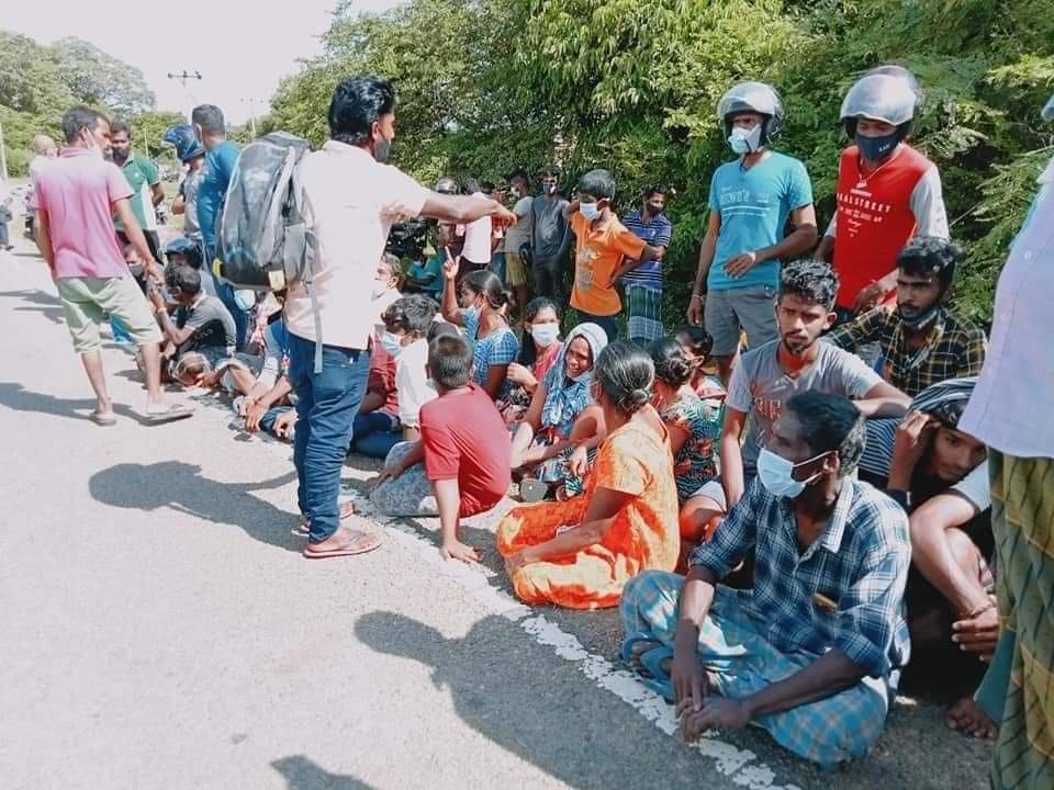 Vidiyallk's tweet photo. Residents in #Sangamankandi  #Komari area in #Pothuvil protested today, after a group of #Buddhist monks secretly installed a Buddha statue in the area on Friday (10) night. #SriLanka #lka https://t.co/0JpdNdxwPm