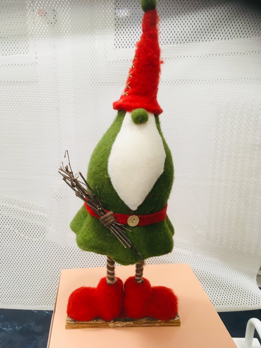 anne_gehl's tweet photo. Vitrine de Noël, du magasin pédagogique de la SEGPA du collège Les Sources avec la mascotte Bobby 😉 https://t.co/xogXBFPvTe