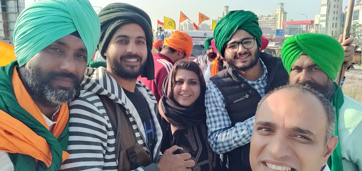 simranndhindsaa's tweet photo. जीत ही हमारा मुक्कद्दर था सो हम जीत गए, 
हुकूमत ने लगाया बहुत ज़ोर और बढ़ती गयी तकरार 

न गोली चलाई, न उठाई तलवार, 
हम किसानों की एकता ने झुकाई ये तानाशाही सरकार

#FarmersProtest_FatehMarch https://t.co/cI2Y6GhvFN