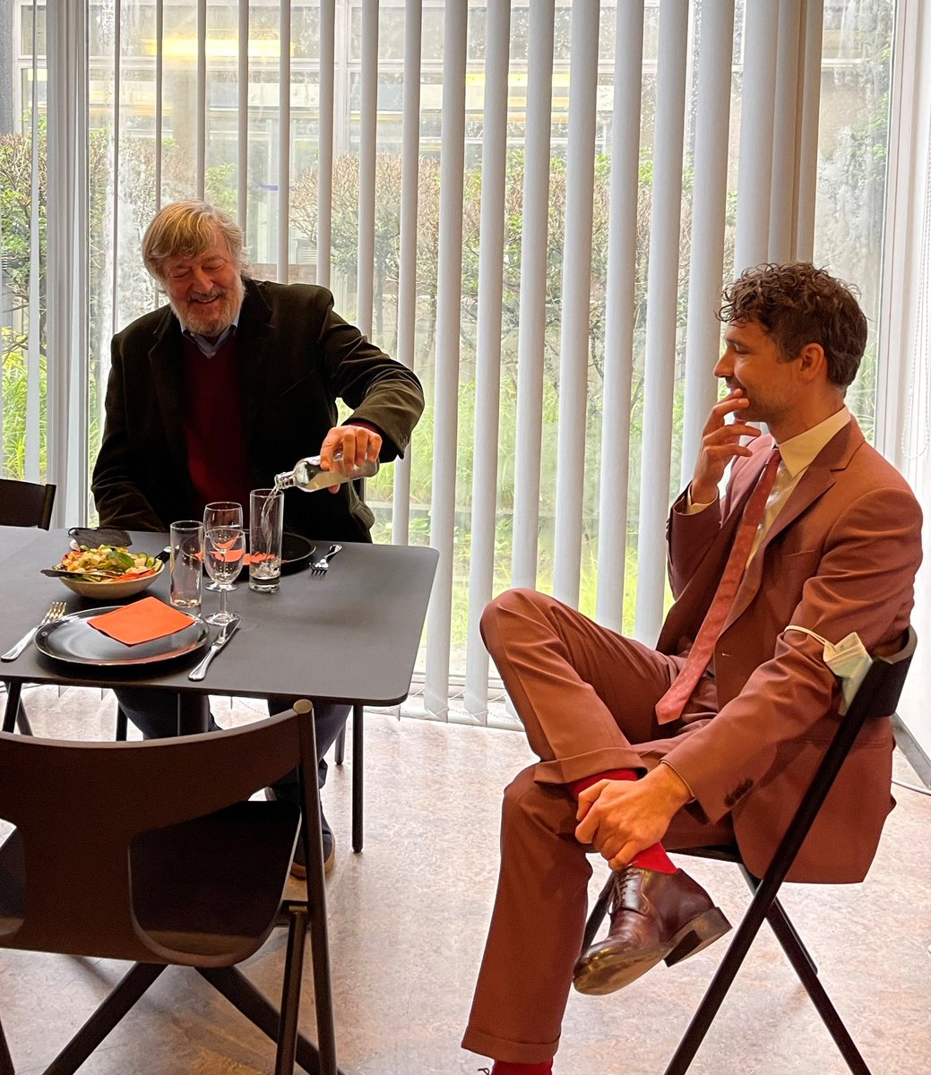 ThomasVdveken's tweet photo. Die keer dat @stephenfry lachte met een grapje van mij. #alleenelvis https://t.co/gvKFDTX7wu