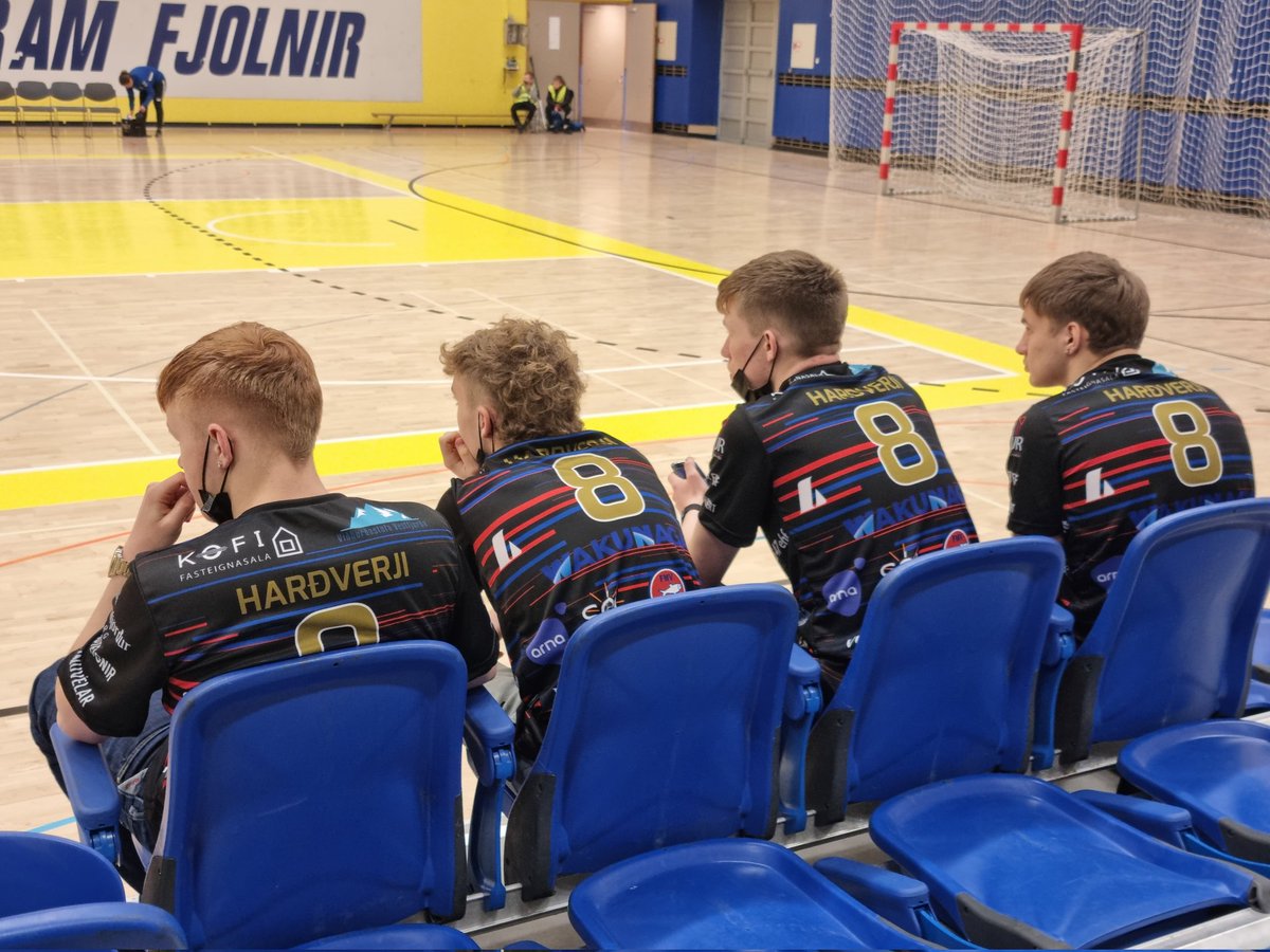 10 mín i leik og hluti stuðningsmannana komnir á bekkina eftir að hafa ferðast alla leið frá Ísafirði!

Hægt er að horfa á leik okkar manna hérna:
youtube.com/watch?v=4Z8u4S…

Koma svo!