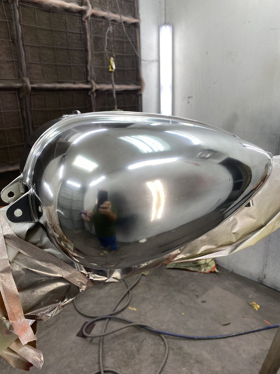 chopdocs's tweet image. Laying down some @HouseofKolorOz chrome paint…