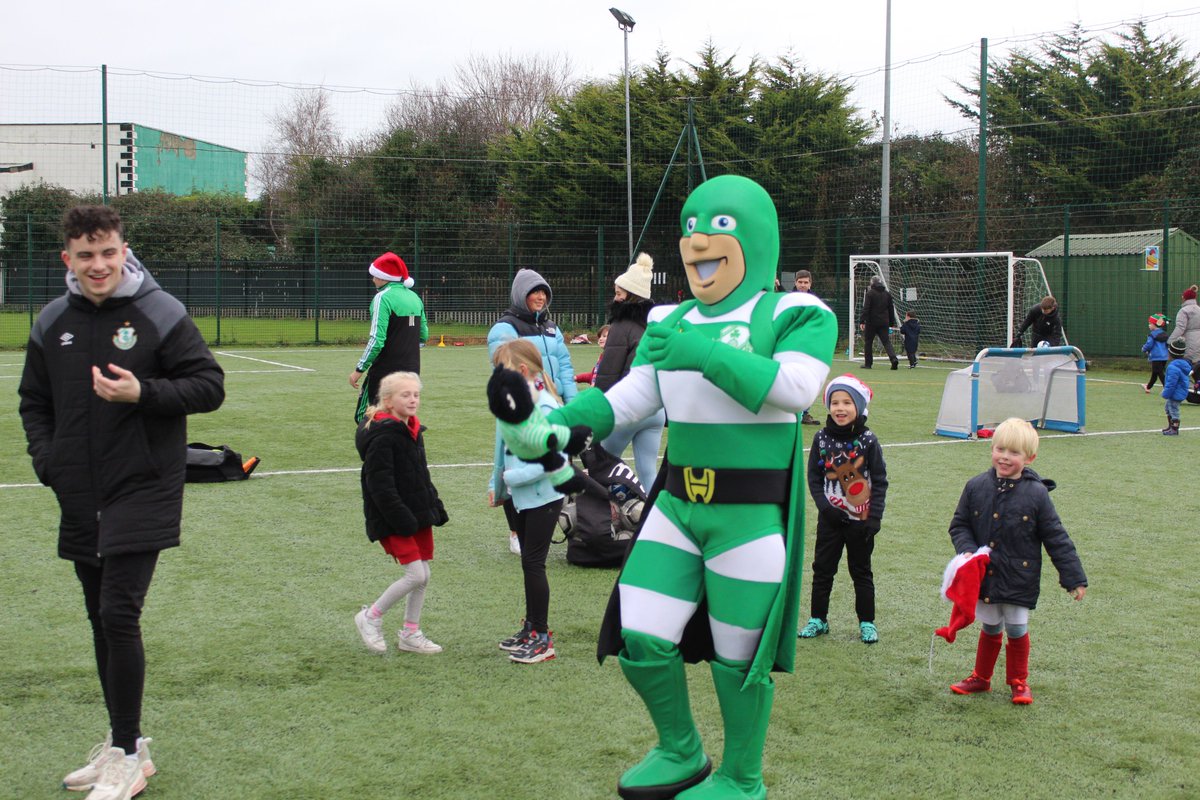 BaldoyleUtd's tweet photo. Great morning at the Academy this morning where we had 2 special visitors for the kids. The great man himself Santa Claus and @ShamrockRovers mascot Hooperman. Gifts for everyone and football fun for all https://t.co/ZdDAFfODWn