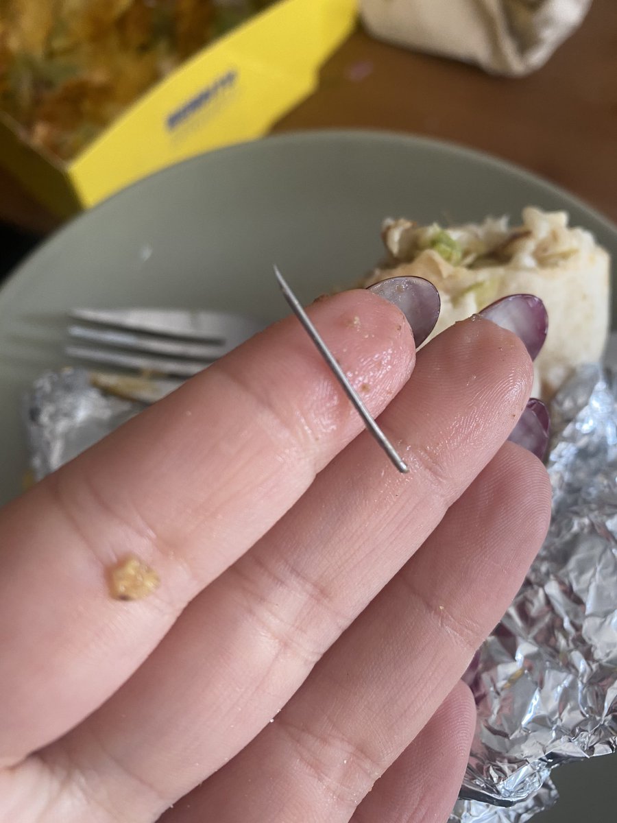 Pau_aranda19's tweet photo. Hoy me he pedido un burrito en @Glovo_ES y casi no lo cuento. Había un alfiler dentro de mi comida. https://t.co/unsAd1LzkU