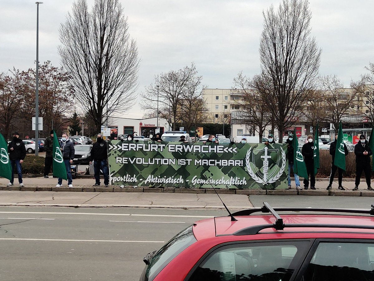 doku_nKuhn's tweet image. 1513 nach Intervention durch POL mussten #Neoanzis ihre gelaybelten #Tücher abnehmen bei #Neonazi #Versammlung '#NeueStärke' in #Erfurt #ef1112