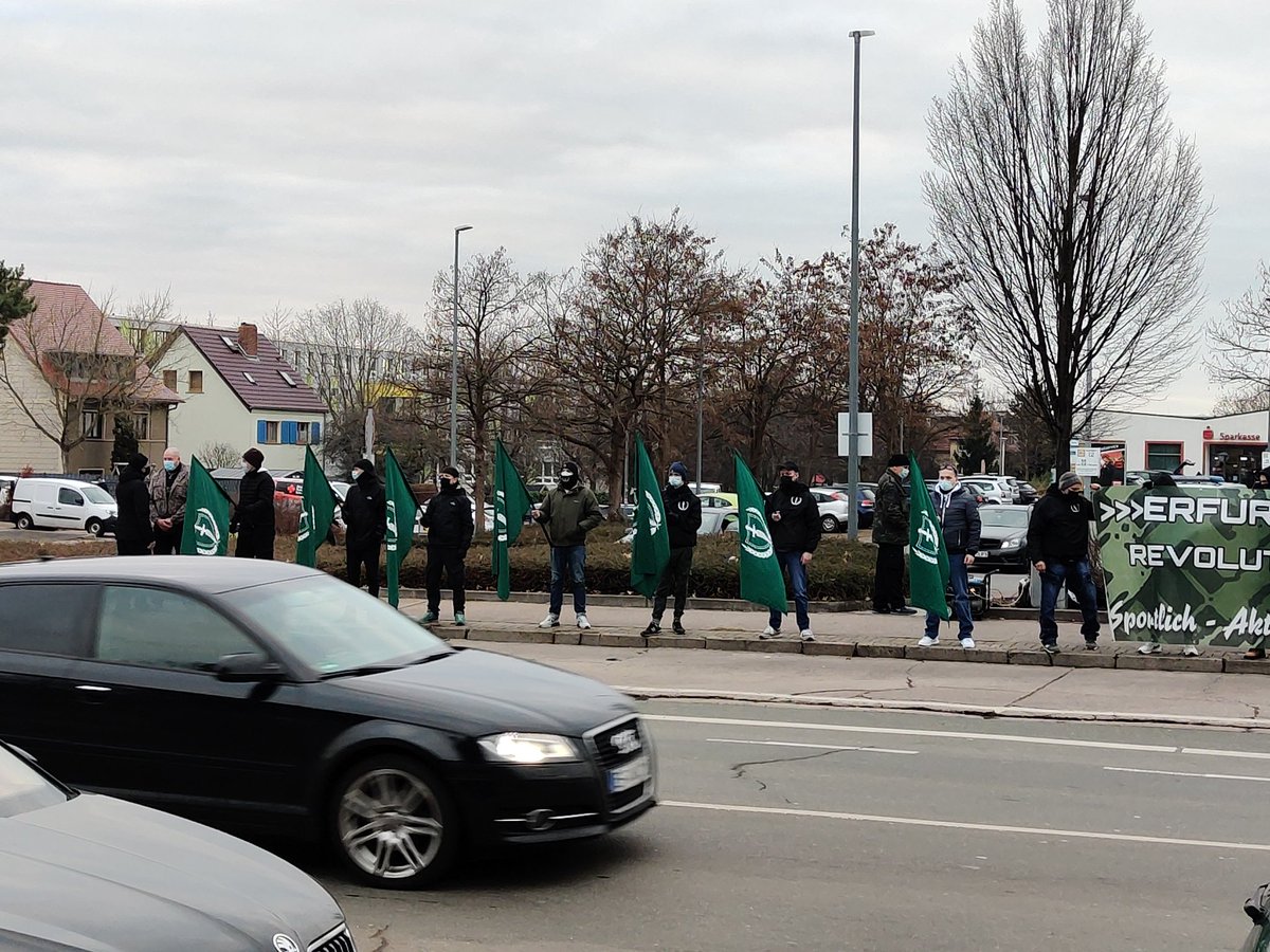 doku_nKuhn's tweet image. 1513 nach Intervention durch POL mussten #Neoanzis ihre gelaybelten #Tücher abnehmen bei #Neonazi #Versammlung '#NeueStärke' in #Erfurt #ef1112