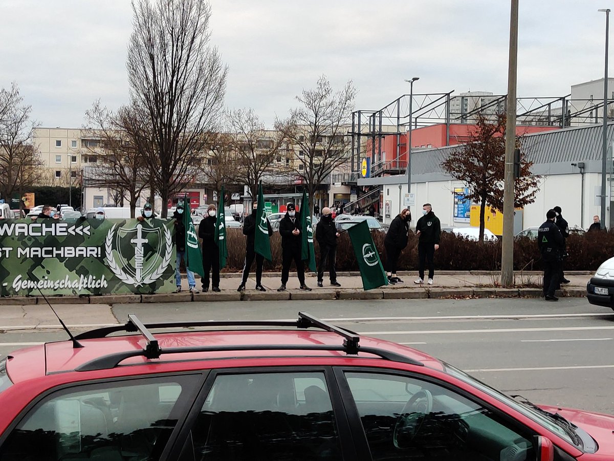 doku_nKuhn's tweet image. 1513 nach Intervention durch POL mussten #Neoanzis ihre gelaybelten #Tücher abnehmen bei #Neonazi #Versammlung '#NeueStärke' in #Erfurt #ef1112