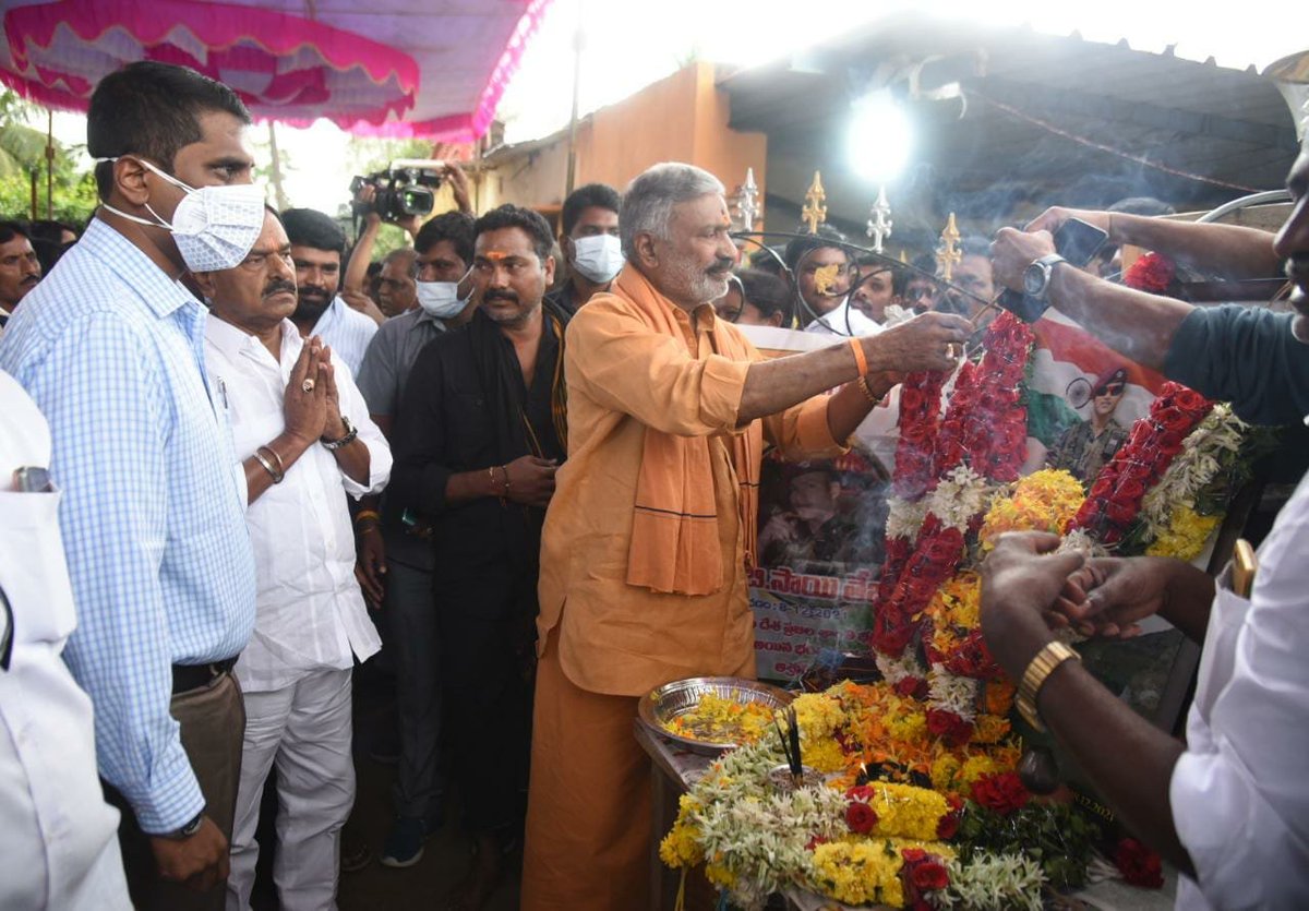 ndtv's tweet photo. Andhra Pradesh Deputy Chief Minister K Narayana Swamy and State Minister P Ramachandra Reddy today gave a cheque of Rs 50 lakh to the family members of Lance Naik B Sai Teja, who died in the #IAFChopperCrash. 

(ANI) https://t.co/7J5hmWLuNp