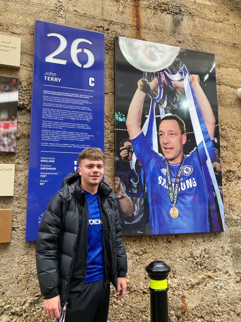 Ellis_Kerrigan's tweet photo. i was happy @JohnTerry26 i promise. LEGEND💙 https://t.co/lRoCrLH9l0