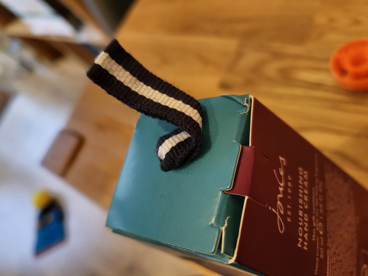 Kemal__86's tweet photo. @Joulesclothing hi joules. We ordered this online and the package is damaged. We would like a replacement but no option on the returns slip. Please advise https://t.co/wcV7ksslVm