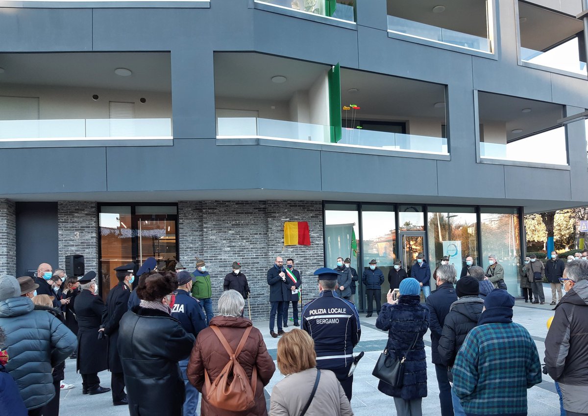ComunediBergamo's tweet photo. #ComunediBergamo | #toponomastica
Intitolata nel pomeriggio di oggi la nuova piazza di #Redona a don Sergio Colombo, storico parroco del quartiere, scomparso 8 anni fa. https://t.co/AALbjWD7ho