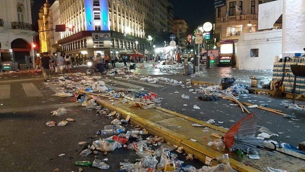DoloresMitre's tweet photo. Así quedó todo ayer ! Una vergüenza ! Quien se creen que son ? https://t.co/hGP9kA2iGe