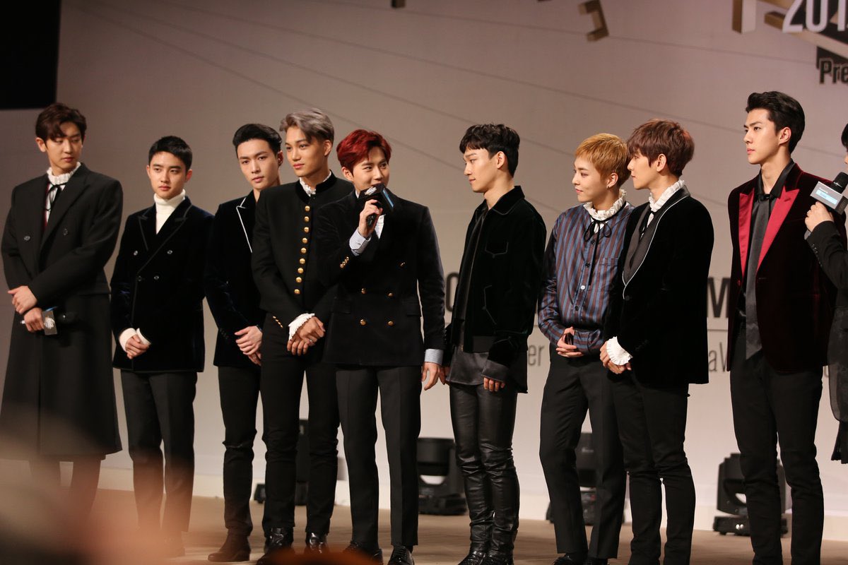 EXOBreakingNews's tweet photo. EXO is the first ever artist to win 5 Daesangs at a row. Baekhyun is the first ever soloist to win Best Male Artist 3 years at a row &amp; Zhang Yixing holds the record of winning 4 major awards alone at a timee (2021) @weareoneEXO https://t.co/dmwgZkPYZE