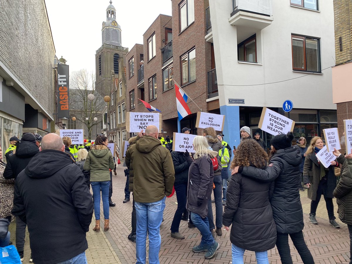 In de Vlaardingse binnenstad wordt gedemonstreerd tegen de coronamaatregelen. Gebeurt bij de kerstmarkt, waar mensen zonder qr-code niet welkom zijn. Tientallen ME’ers aanwezig.