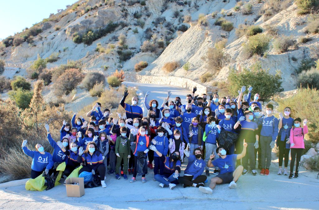🚮 Más de 60 integrantes de <a href="/OJEArchena/">OJE Archena</a> han realizado hoy una limpieza y recogida de #basuraleza en el Monte 'Ope' de #Archena, dentro del #proyectoLIBERA de <a href="/ecoembes/">Ecoembes</a> 👏👏👏