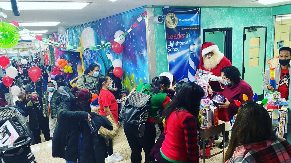 Santa giving gifts #ps1xhhp <a href="/Csd7Bx/">District 7</a> <a href="/Perdoxfuturejp/">Jorge Perdomo</a>