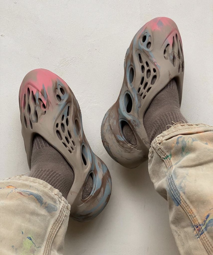 X 上的Nice Kicks:「“MX Sand Grey” adidas Yeezy Foam RNNR 🐙 https