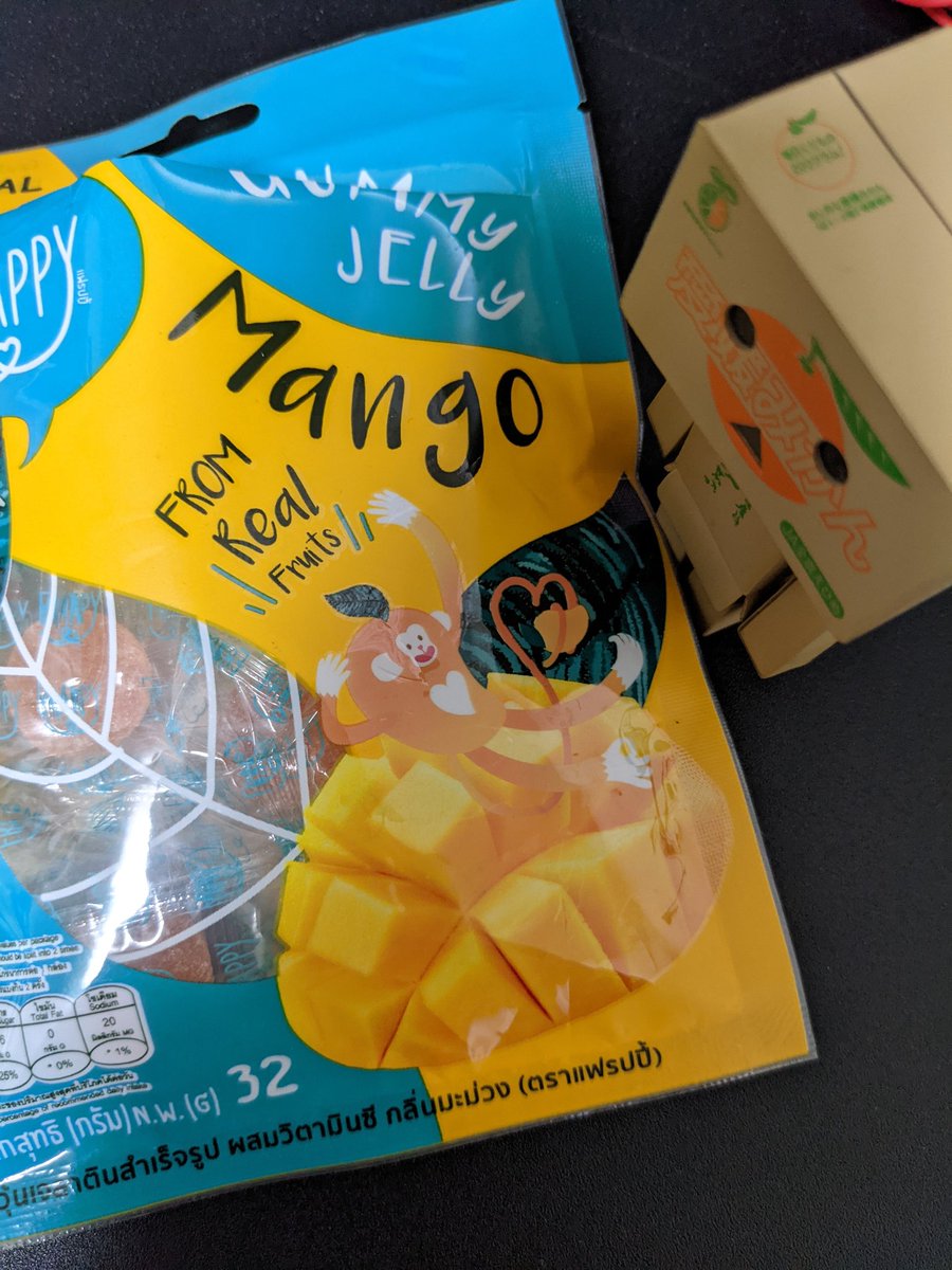 haribo_daisuki_'s tweet photo. 今日のグミ205日目
FRAPPY マンゴーグミ
微笑みの国タイからの刺客
パッケージが日本とも欧州とも違って
デザインが独特
マンゴー味は季節限定っぽいイメージだけど
向こうではノーマルなのかしら
教えてタイガーショット打てる人
#FRAPPY
#グミ
#1日1グミ
#日本グミ協会
#ダンボー https://t.co/xT8rz9g89f
