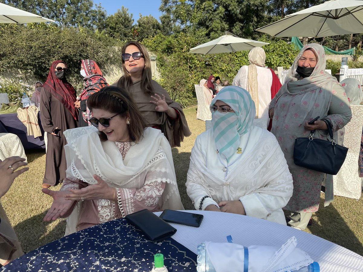 اسلام آباد: چیریٹی شو
پاکستان کے دارالحکومت اسلام آباد میں ایک چیریٹی نمائش منعقد ہوئی جس میں پاکستان کی پہلی خاتون لیفٹننٹ جنرل نگار جوہر خان نے بھی شرکت کی
#Nigar #PakistanArmy #Pakistan #CharityExhibition #CharityShow #Islamabad