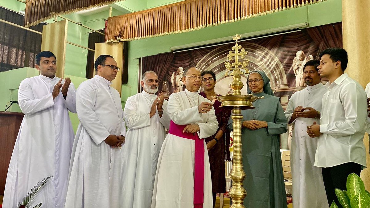 KalyanDiocese's tweet photo. Inauguration and logo reveal of the Year of St. Thomas (1950th Jubilee of Martyrdom <AD 72-2022>).
#StThomas #YearofStThomas #KalyanEparchy #KalyanDiocese #EparchyofKalyan #DigitalKalyan. https://t.co/4vK1afcWmT