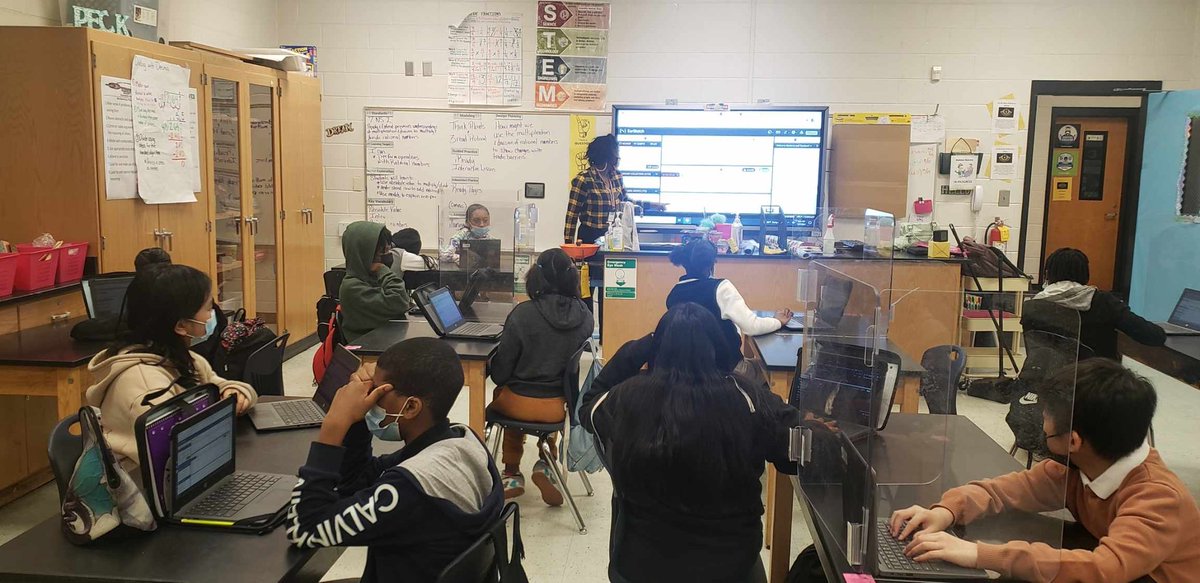 Stephen_tx61's tweet photo. Ms. Peck's class understood the assignment. Coding, music, and the number line #connections #NationalComputerScienceWeek #YourVoiceIsPower @EarSketch @RexStem https://t.co/rJwF5cq6z0