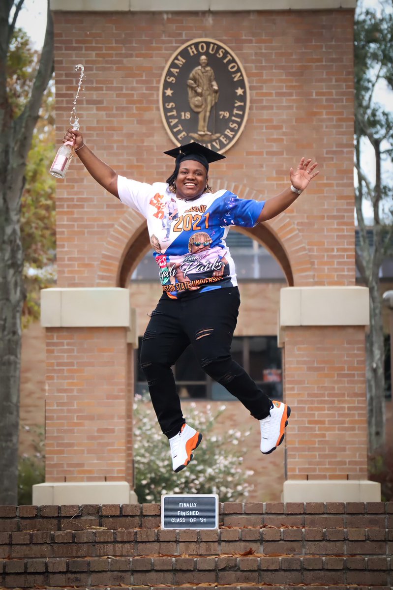 aliyah21parks's tweet photo. Today is the day 🎓 2:30pm
What a journey it has been.. but I made it! 
To God Be The Glory 🙏🏽
Romans 8:28 

#FinallyFiniSHed 
📸: #BReedPhotography @black_anomaly https://t.co/uqbeEH6gLz