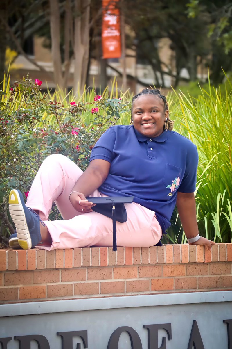aliyah21parks's tweet photo. Today is the day 🎓 2:30pm
What a journey it has been.. but I made it! 
To God Be The Glory 🙏🏽
Romans 8:28 

#FinallyFiniSHed 
📸: #BReedPhotography @black_anomaly https://t.co/uqbeEH6gLz