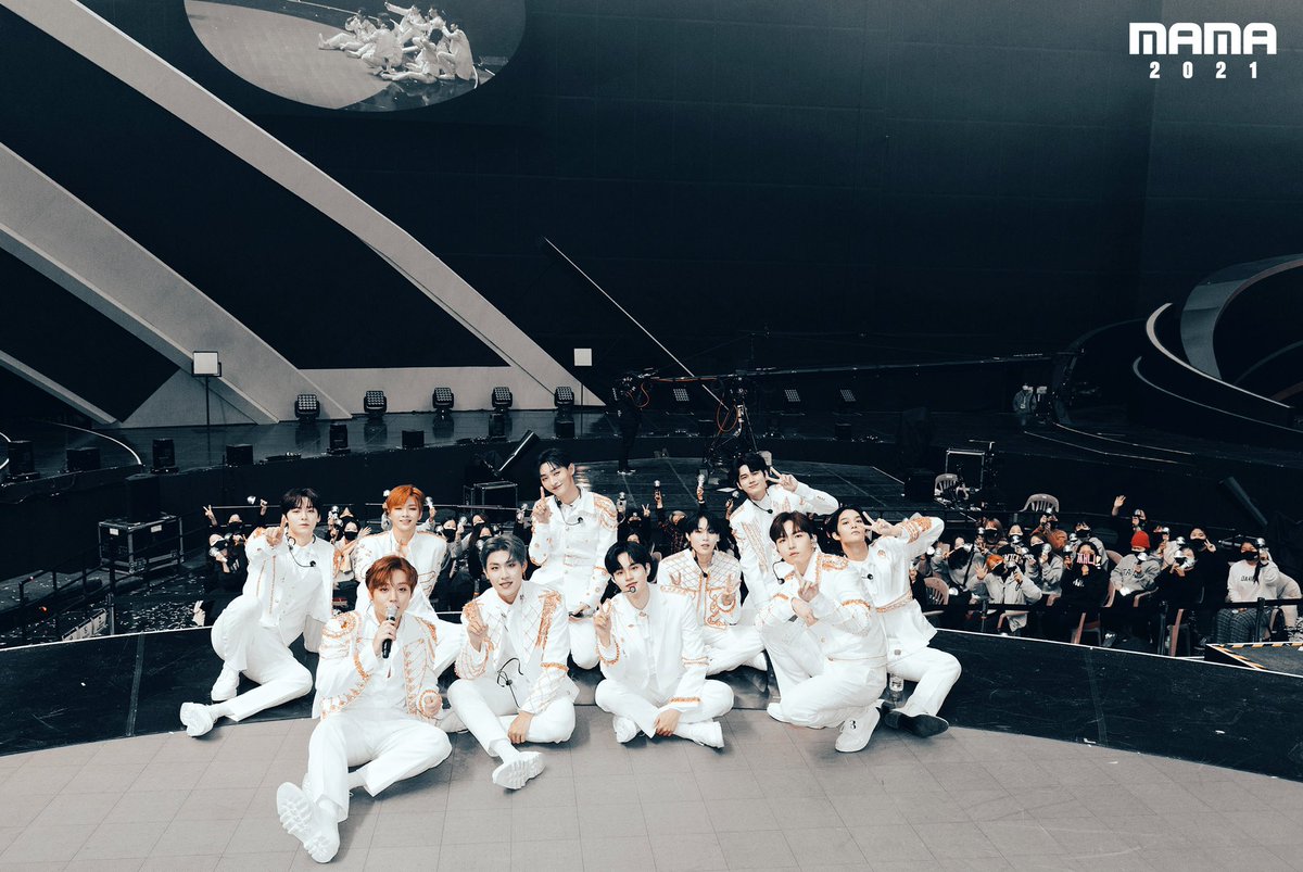 [ 2021. 12. 11. ] 2021 MAMA Wanna One 

너희가 어떤 모습이든 늘 응원해 
우린 태초부터 하나였으니까 1 ¹¹ = 1

#워너원_워너블_가보자고
#thereforewearestillone 
#워너원데이 #워너블데이 #워너원마마