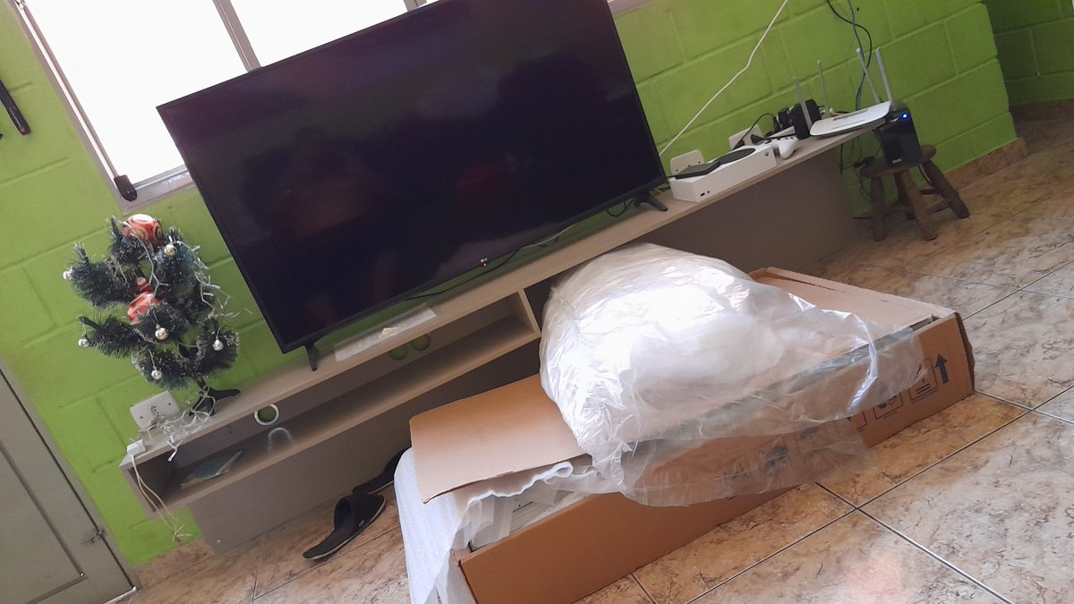 Muito obrigado <a href="/CasasBahia/">Casas Bahia</a>, desde o dia 25 de novembro esse armario está em casa para remoção e não devolverem meu dinheiroe, tenho 4 protocolos e todos falam de 48 horas a 15 dias úteis.
Obrigado <a href="/CasasBahia/">Casas Bahia</a> vcs são a pior merda, não comprem nas <a href="/CasasBahia/">Casas Bahia</a>