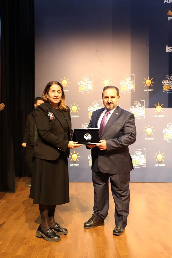 Gn Mrk AR-GE ve Eğt Başkanlığımızca düzenlenen <a href="/akparti/">AK Parti</a> Tşk Akademisi İst Eğt Prg sonunda 
teşkilatlarımız ve katılımcılar adına 
plaket takdiminde bulunan 
<a href="/akpartiistanbul/">AK Parti İstanbul</a> İl Bşk Yrdmız Sn. @ssmadak’ın şahsında teşkilatlarımız ve katılımcılara teşekkür ederim.