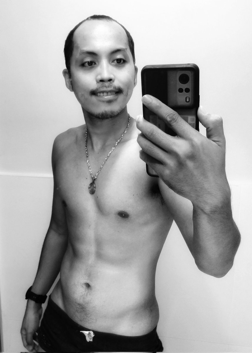 fpcadao's tweet photo. ung size ng pants ko nung college, ganun na uli.. hirap na ko magcutting, di ko pa makita si abs.. #Size28 #KCal1600 #Cutting #TargetWeight55Kg #Height169cm https://t.co/YutmyAPwzv
