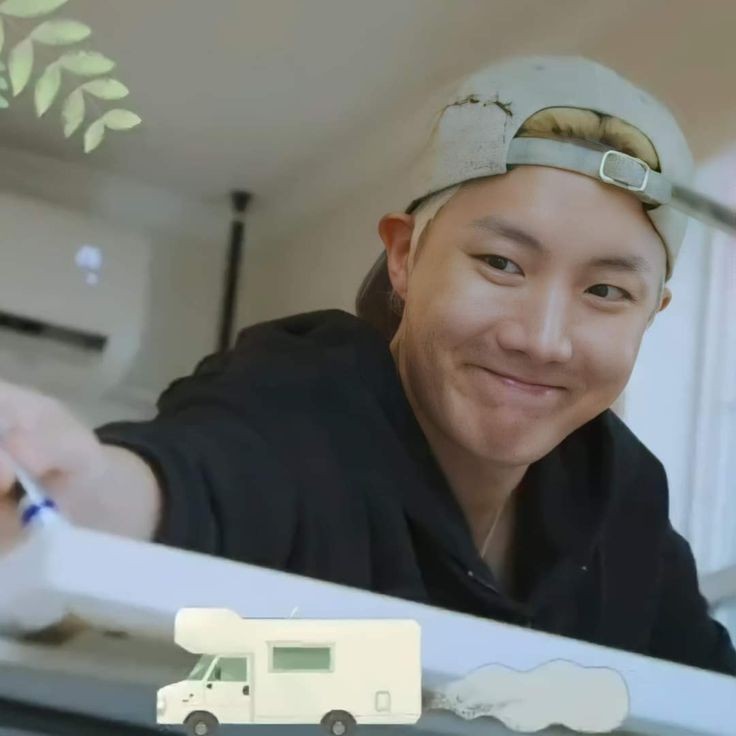 94thinker's tweet photo. @jhoseokgallery_ https://t.co/qPFQeMu7kK