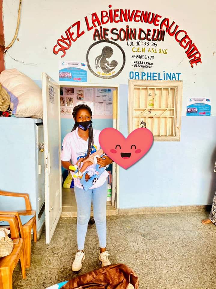 FoelFondation's tweet photo. Dans le souci de soutenir ceux qui sont dans les besoins,foel fondation a prêter main forte à l'orphelinat Aie soin de lui , auprès de qui un bébé leur a été remit juste après la mort de sa maman lors de sa naissance.

#L'âme du secours Foel fondation @DeniseNyakeru @kingslova1 https://t.co/O0zFqMHkeC