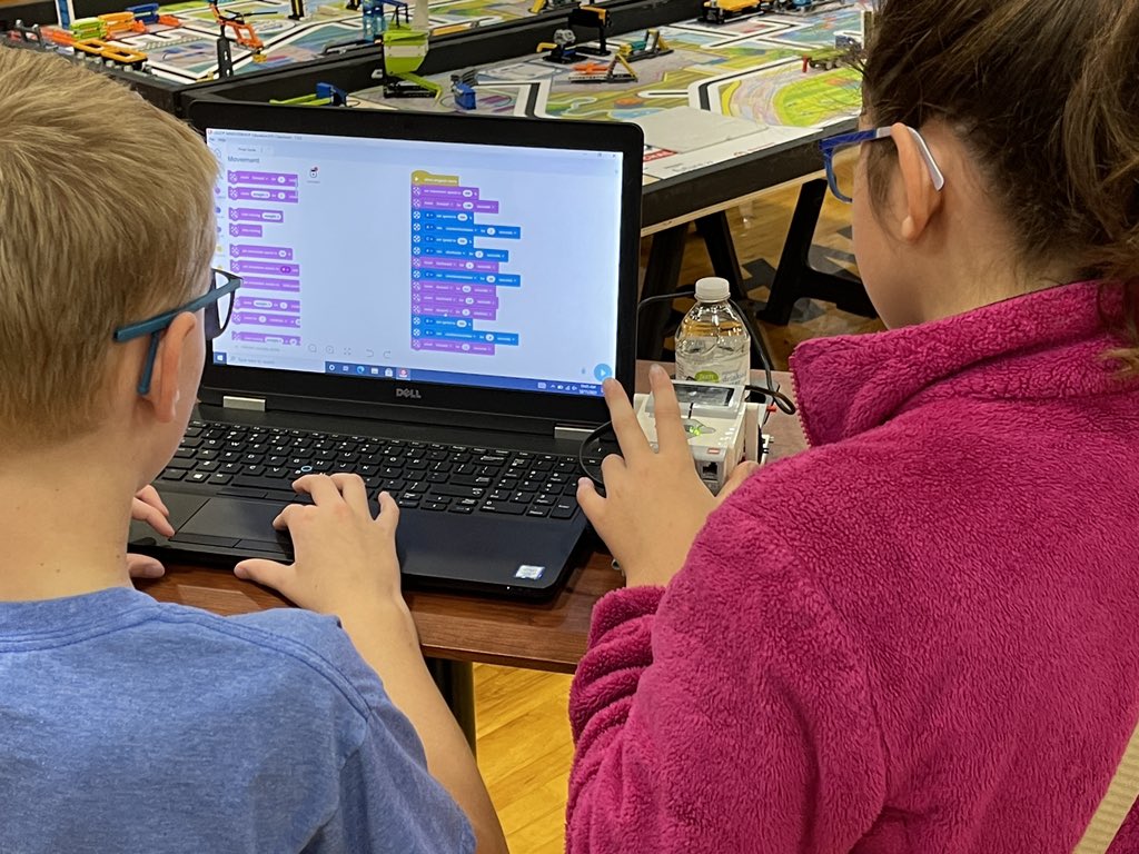 Students from <a href="/KCS_Lincoln/">Lincoln Elementary</a> are testing their robot &amp; are working together to make some adjustments before competition #cargoconnect #FLL <a href="/firstlegoleague/">FIRST LEGO League</a>