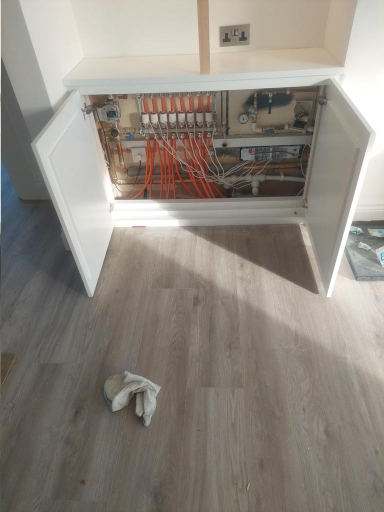 Making a cupboard with shaker type doors with internal sliding doors to hide away under floor heating control system.
#carpenter #joinery #construction #wood #furniture #cabinetmaker #shakerdoors