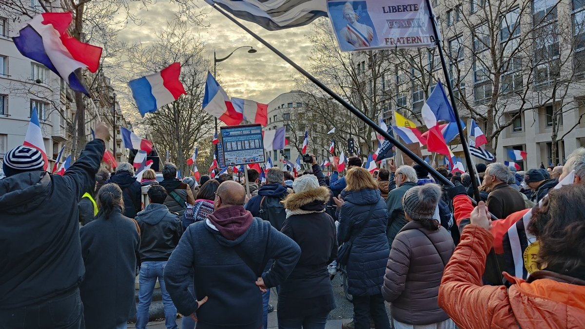 Alain1703's tweet photo. #manifestation11decembre
#Passanitaire #PasseSanitaire #PassDeLaHonte #4emedose
La tribune s'anime.
Le premier orateur est en place.
C'est Juliette, 19 ans étudiante.
Elle fait partie du #FMLU https://t.co/ncVamDT8St
