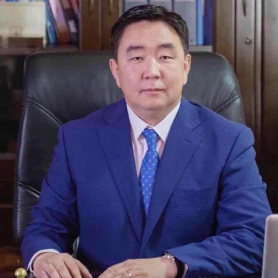 Ганцхан утсаараа лайвддаг ах хүүг нийлээд нийлээд хандалтаараа,  үзэлтээрээ барахгүй гах гах 🤣🤣
Ёоё бүр нэвтрүүлэг хийж энэ тэр 🥴 🙈 ярьдаг асуудлуудаар нь нэвтрүүлэг хийвэл иргэд уухайлан үзнэ шд тэ?! Бүр бодхоор л инээд хүрээд байх юм😂😂😂😂😂😂