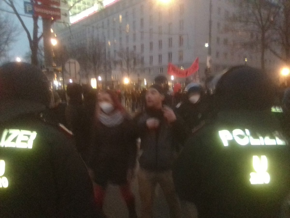 WienTV's tweet photo. riesige Lücke zwischen Stadion-Hooliganblock an der Demospitze mit "Antifa-Hurensöhne"-Sprechchören und Rest der Demo #w1112 #Schottenring https://t.co/sdAowKztNd