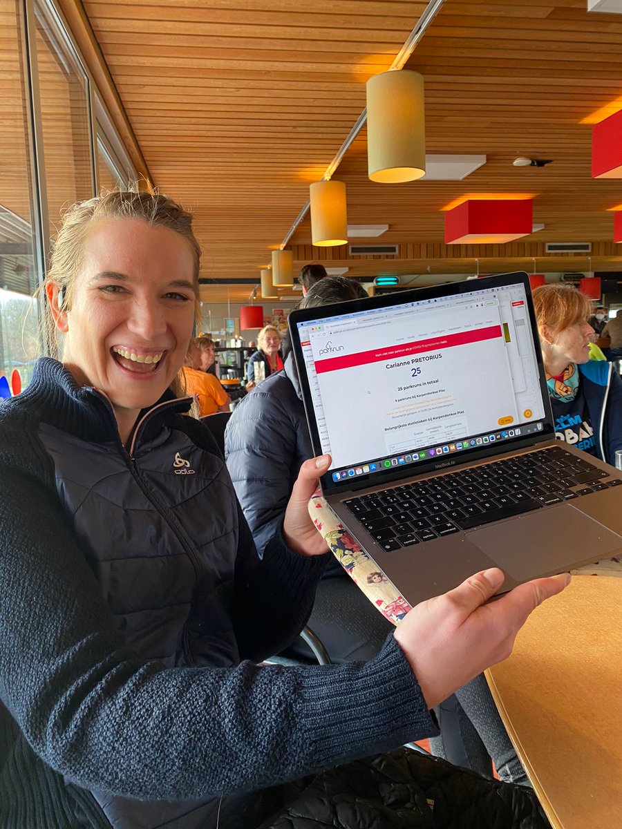 I took a break from my dissertation and finally managed to join the 25 club today at Karpendonkse Plas parkrun 🇳🇱 Photo and laptop credit goes to @heartrunnergirl. Thanks to all my fellow volunteers for an awesome start to the weekend 🏃‍♀️🌳 #loveparkrun