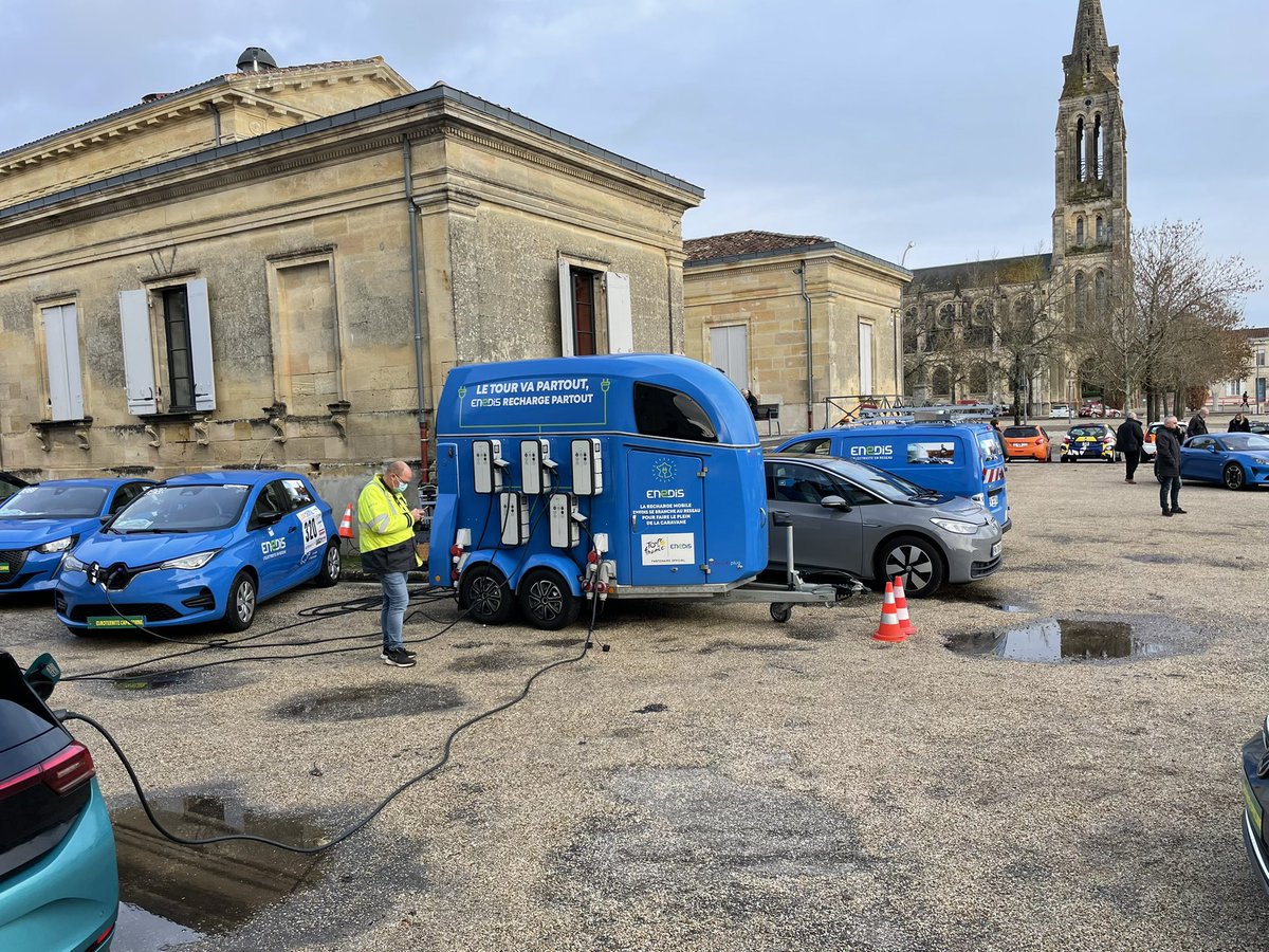 dropnplug's tweet photo. Toujours un plaisir de mettre en service la #stationmobile de @dropnplug avec les équipes d’@Enedis sur le #rallyeduMedoc cc @enedis_aqui_N @BenAmbec #mobilite #vehiculeelectrique https://t.co/cbhgNIwGy9