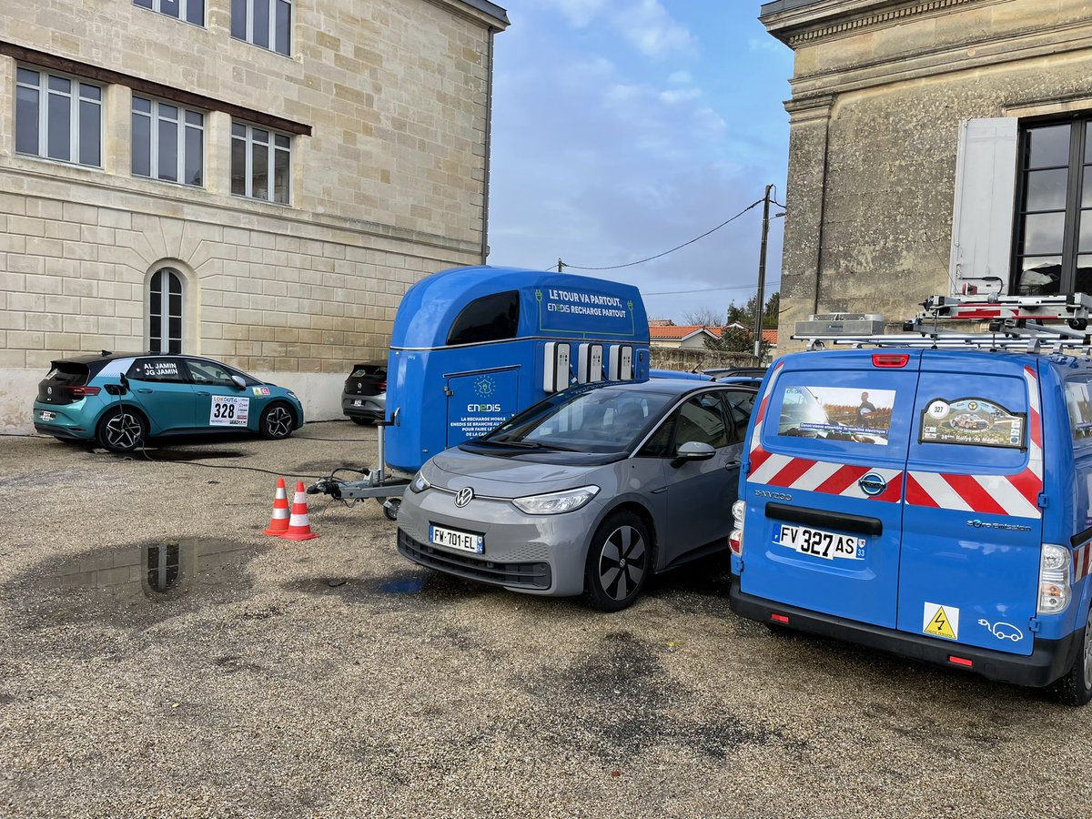 dropnplug's tweet photo. Toujours un plaisir de mettre en service la #stationmobile de @dropnplug avec les équipes d’@Enedis sur le #rallyeduMedoc cc @enedis_aqui_N @BenAmbec #mobilite #vehiculeelectrique https://t.co/cbhgNIwGy9