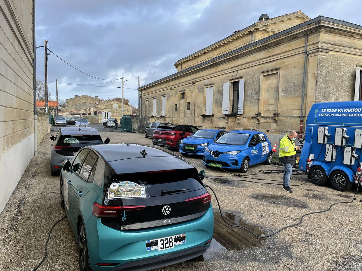 dropnplug's tweet photo. Toujours un plaisir de mettre en service la #stationmobile de @dropnplug avec les équipes d’@Enedis sur le #rallyeduMedoc cc @enedis_aqui_N @BenAmbec #mobilite #vehiculeelectrique https://t.co/cbhgNIwGy9