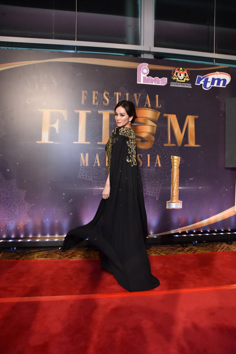 Sophiekoshka's tweet photo. Festival Filem Malaysia ke 31 #FFM31 outfit: ambianzebyschaawwall https://t.co/XttF0lncpA