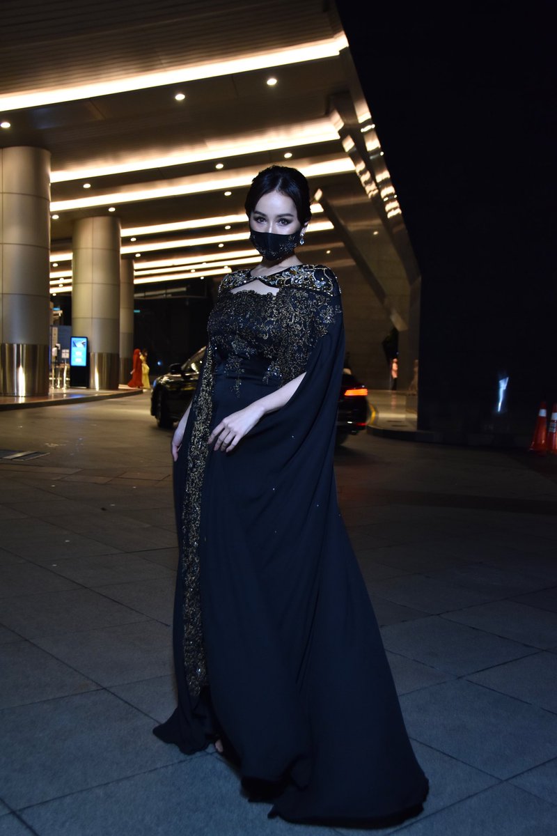 Sophiekoshka's tweet photo. Festival Filem Malaysia ke 31 #FFM31 outfit: ambianzebyschaawwall https://t.co/XttF0lncpA