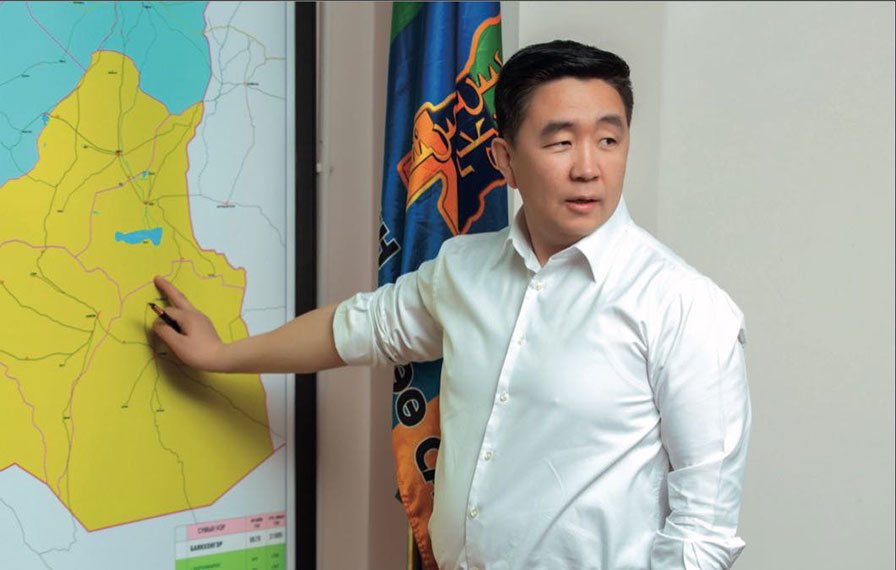 #jesuismunkherdene Мөнх-Эрдэнийг хулгайч нараас өмөөрнөө. Ямар ч байсан хадам ахыгаа банкны захирлаар тавьж, улсын цирк хулгайлж, өөрийн банкиндаа татвар төлөгчдийн мөнгийг албан тушаалаа ашиглан байршуулсан хулгайч нарын дэргэд энхийн цагаан тагтаа гэж бодож байна !