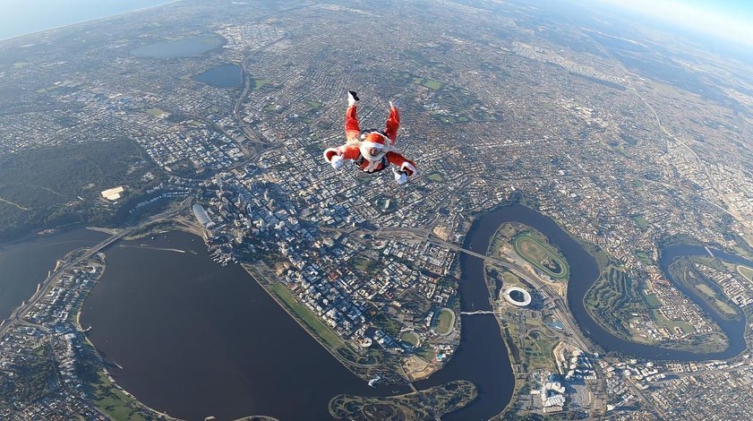 AusEmbCO's tweet photo. Así llega Santa Claus a Perth 😂🎅 🇦🇺

Santa aterrizó para disfrutar del verano y las playas, cantar villancicos, jugar críquet y disfrutar la increíble vista de la capital de Western Australia ☀️

📸 Destination Perth

 #ChristmasAustralia #OnlyInAustralia #AustralianWay https://t.co/Ra5hM8Bv6o