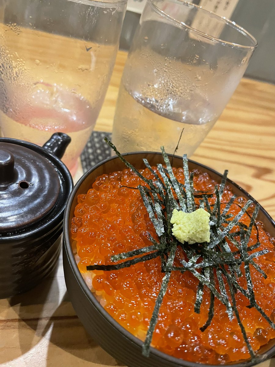 DEFUGAMI_com's tweet photo. 結婚式の記念日で、主人と #AZIKA でデート❤️
大好きなイクラ丼に
#白州 #竹鶴 のハイボール笑笑

#ウイスキー #お酒好き #TWLC #ツイッター晩酌部 https://t.co/FSOXcf1t8A