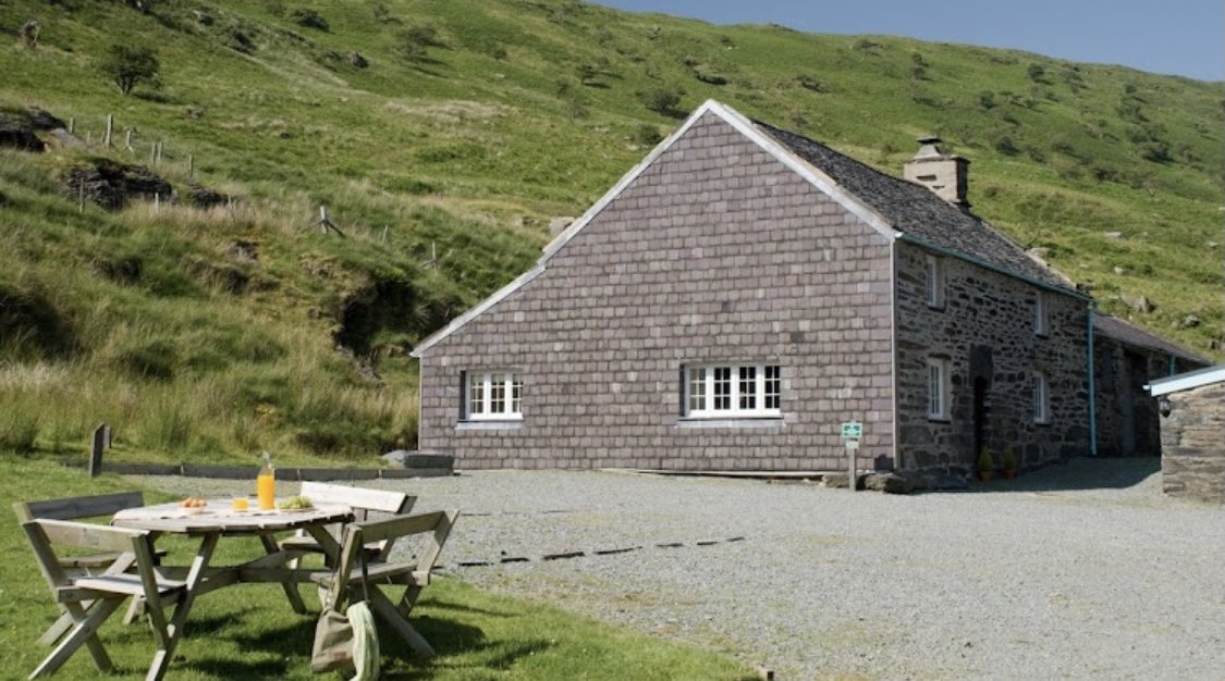 keith4climate's tweet photo. @hannahfluck Dyffryn Mymbyr in Snowdonia. Was retrofitted some 10 years ago on a listed building #climateadaptation https://t.co/jRNrFFvapI